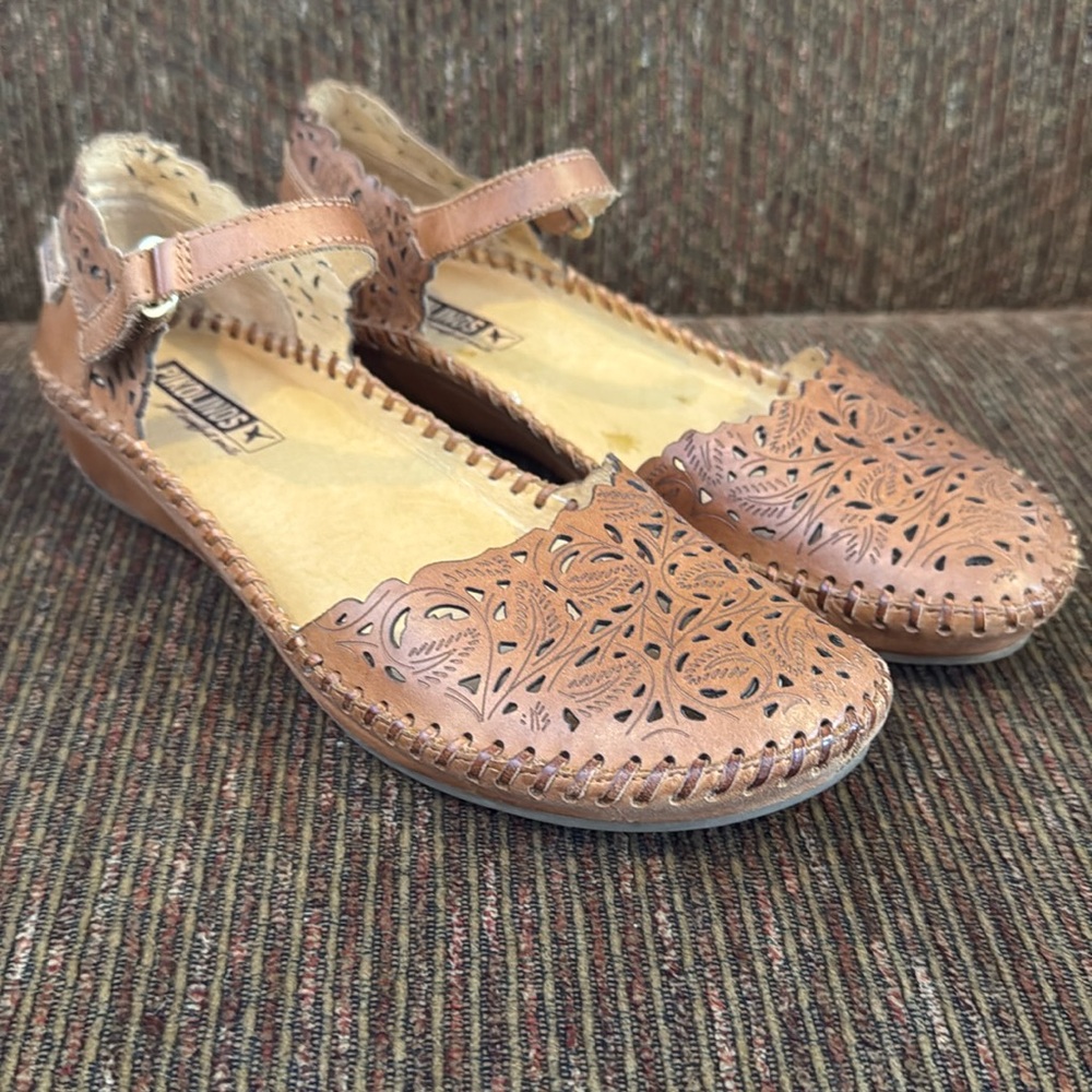 Pikolions size 37, very low heel wedge very little wear